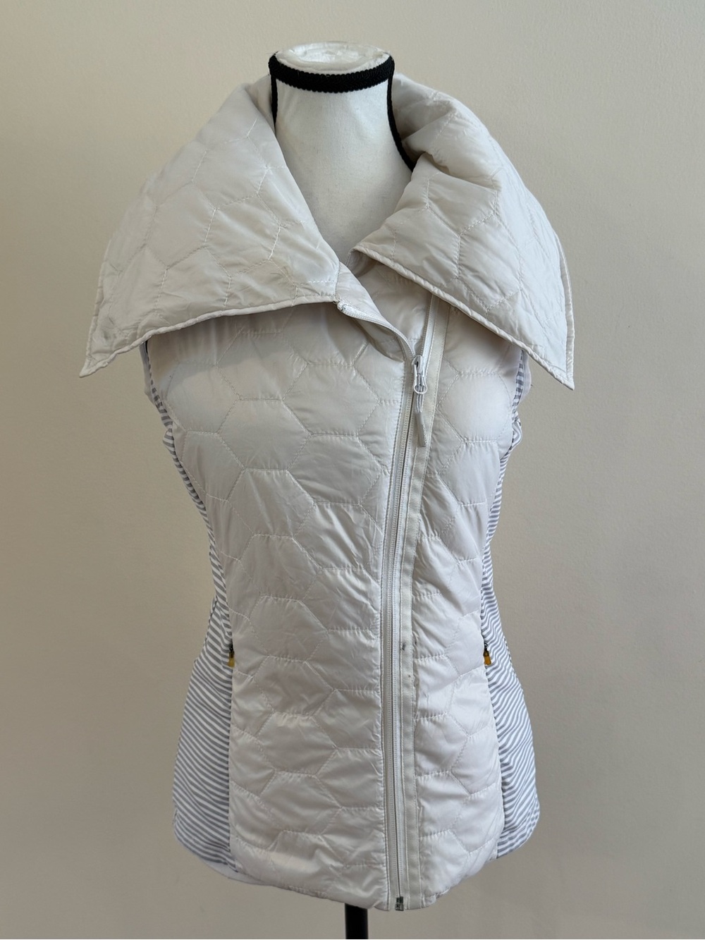 Mondetta Off-White Quilted Sleeveless Vest with Wide Collar